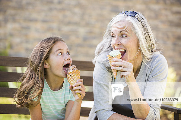 Europäer Eis Enkeltochter Großmutter essen essend isst Sahne