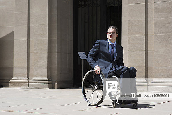 Querschnittsgelähmter Geschäftsmann sitzt im Rollstuhl