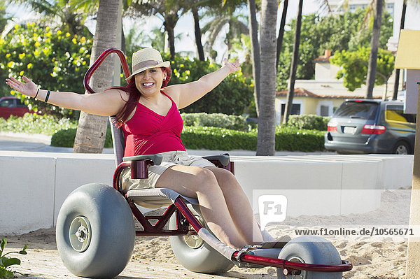 Querschnittsgelähmte Frau im Rollstuhl im Park