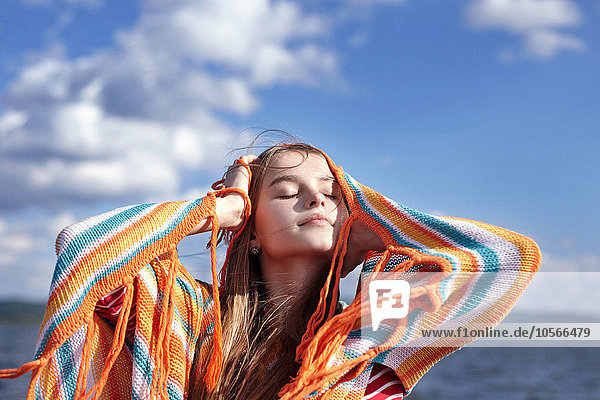 Kaukasisches Teenager-Mädchen lächelnd mit Schal
