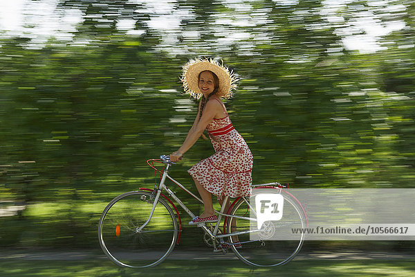 Kaukasische Frau fährt Fahrrad