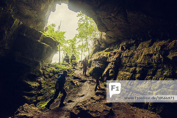Wanderer bei der Erkundung einer Felsenhöhle