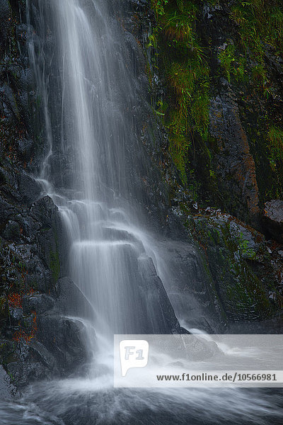 Wasserfall  der über eine felsige Klippe fließt