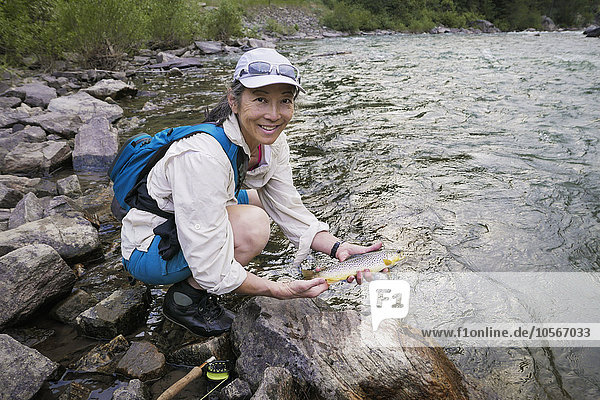 Japanische Frau beim Fischen im Fluss