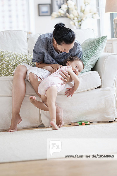 Couch Tochter Mutter - Mensch Baby spielen