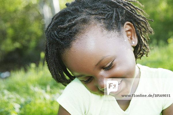 Schwarzes Mädchen lächelnd im Freien