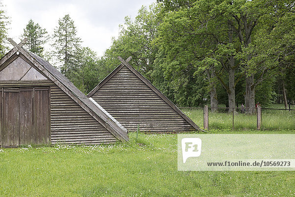 Traditionelle Holzgebäude auf dem Feld