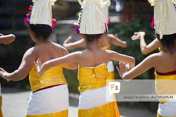 Mädchen tanzen bei einer traditionellen Zeremonie