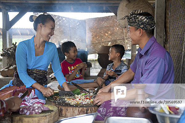 Asiatische Familie kocht gemeinsam in der Außenküche