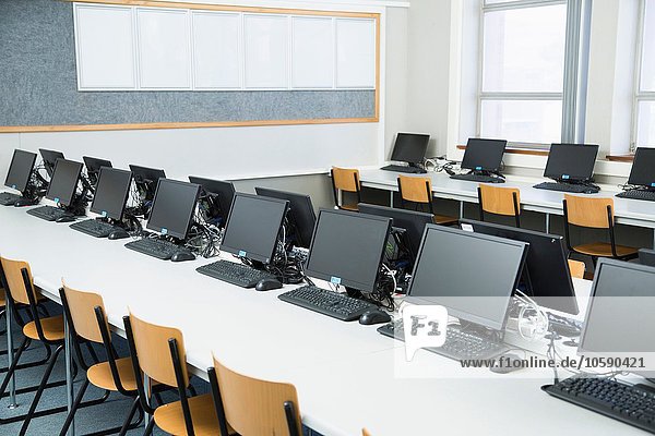 Leeres Klassenzimmer mit Reihen von Personalcomputern auf dem Schreibtisch
