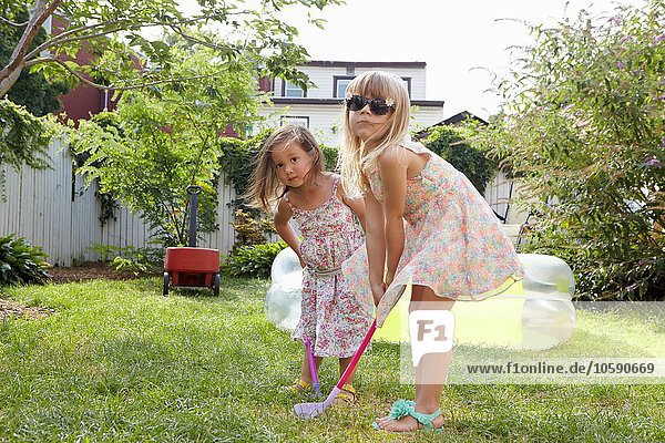 Mädchen beim Kindergolf im Garten