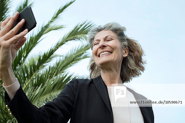 Senior Frau nimmt Smartphone Selfie