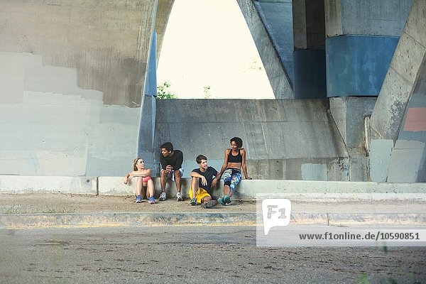 Jogger machen Pause auf der Brücke  Arroyo Seco Park  Pasadena  Kalifornien  USA