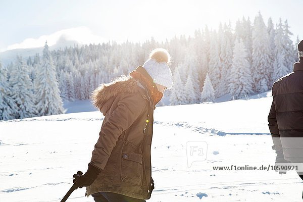 Seitenansicht der Seniorin auf verschneiter Landschaft  Sattelbergalm  Tirol  Österreich