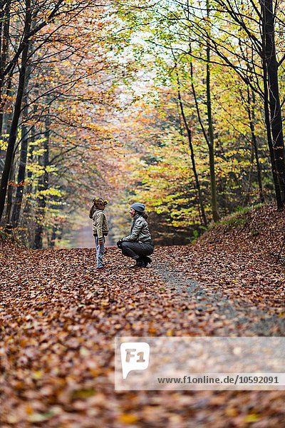 Mutter und Tochter im Herbstwald