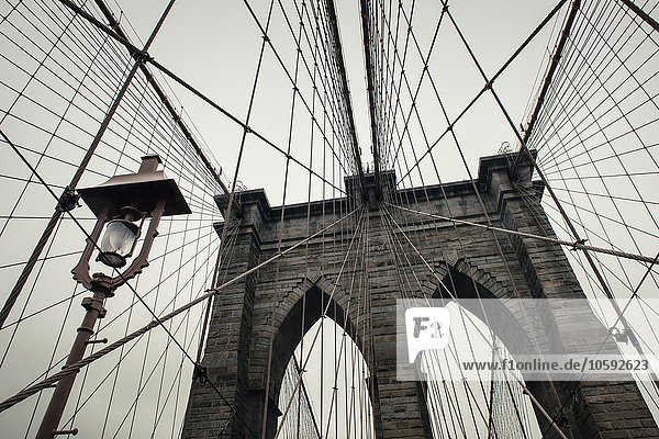 Flachwinkelansicht der Brooklyn Bridge  New York  USA