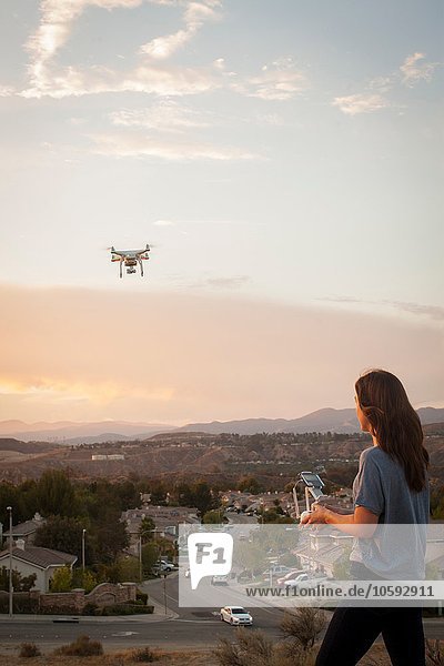 Weiblicher kommerzieller Betreiber fliegt Drohne über Wohnsiedlung  Santa Clarita  Kalifornien  USA