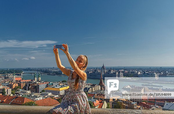 Mittlere erwachsene Frau beim Selbstporträt mit Smartphone  Budapest  Ungarn