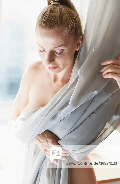 Mittlere erwachsene Frau  nackt  Körperbedeckung mit Vorhang