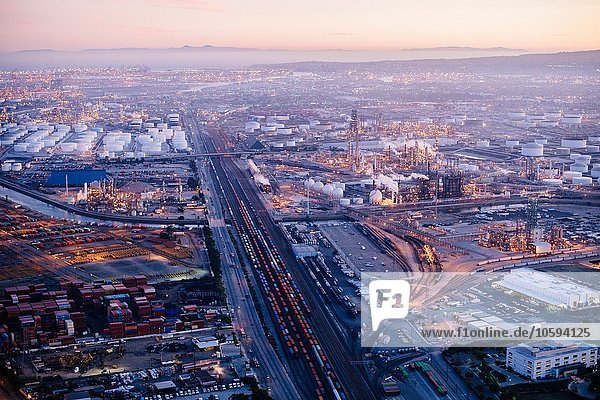 Luftaufnahme der Ölraffinerie  Abend  Los Angeles  Kalifornien  USA