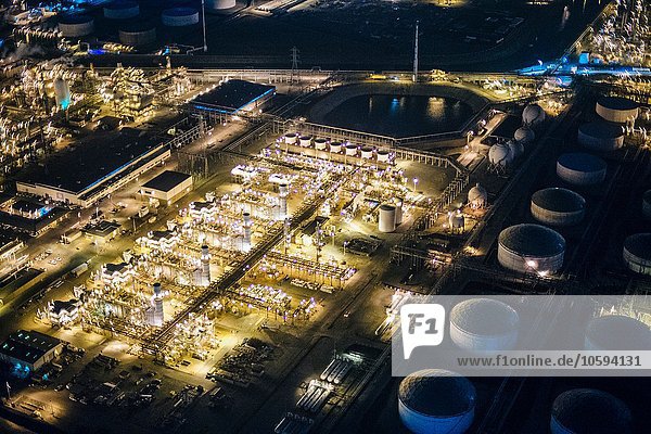 Luftaufnahme der nachts beleuchteten Ölraffinerie und Lagertanks  Los Angeles  Kalifornien  USA