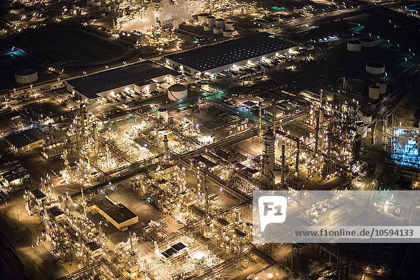 Luftaufnahme der Ölraffinerie bei Nacht beleuchtet  Los Angeles  Kalifornien  USA