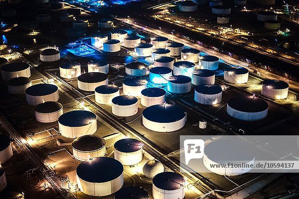 Luftaufnahme der nachts beleuchteten Ölraffinerie-Lagertanks  Los Angeles  Kalifornien  USA