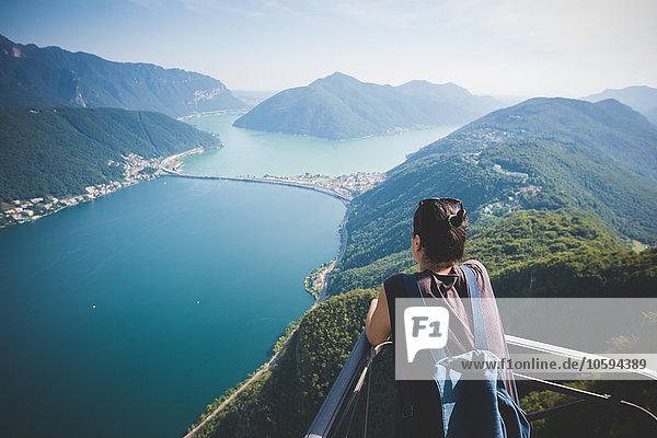 Mittlere erwachsene Frau auf dem Balkon mit Blick auf den Luganer See  Schweiz