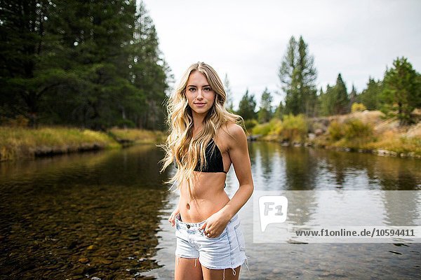 Porträt einer jungen Frau im Fluss  Lake Tahoe  Nevada  USA