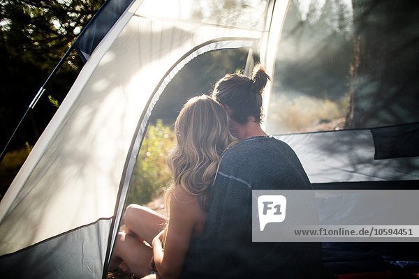Junges Paar mit Blick aus dem sonnenbeschienenen Zelt  Lake Tahoe  Nevada  USA