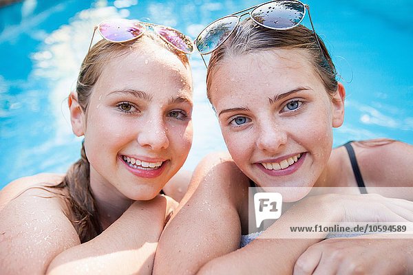 Porträt von zwei hübschen Teenagern am Pool