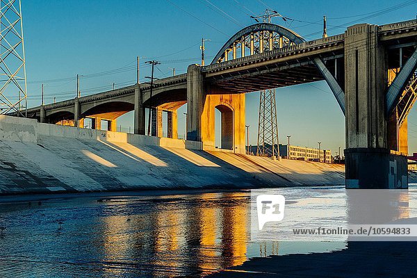 Sonnenlicht am Los Angeles Flussufer und 6. Straßenbrücke  Los Angeles  Kalifornien  USA