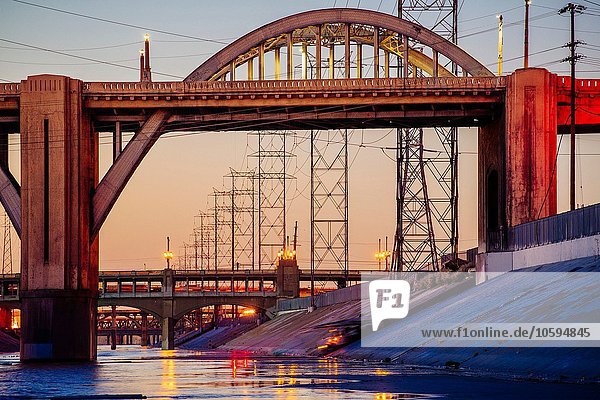 Los Angeles Flussufer und 6. und 7. Straßenbrücke am Abend  Los Angeles  Kalifornien  USA
