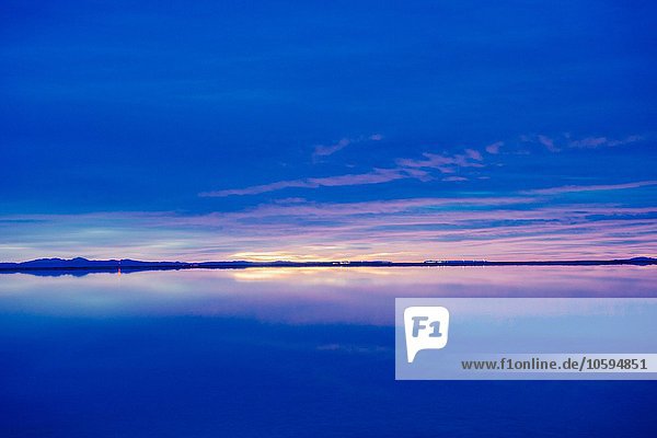 Reflektionspool des Horizonts über Wasser  blauer Abendhimmel und Sonnenuntergang  Bonneville  Utah  USA