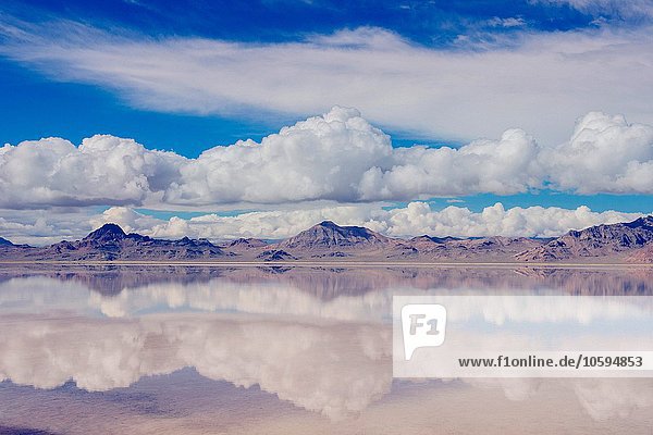 Reflexionspool des Horizonts über Wasser,  Gebirge und Wolken,  Bonneville,  Utah,  USA