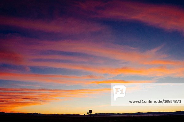 Dramatische orangefarbene Wolkenlandschaft am Abendhimmel  Bonneville  Utah  USA