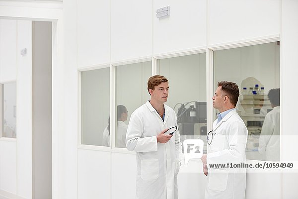 Wissenschaftler im Gespräch im Labor