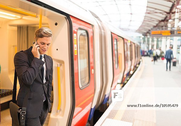 Geschäftsmann mit Telefon  U-Bahn-Station  London  UK