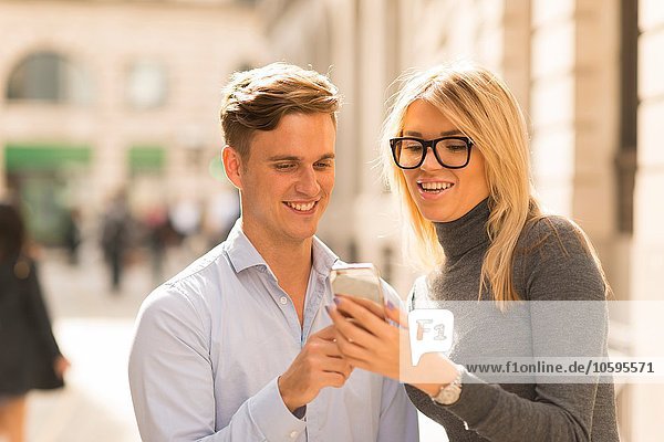 Paare teilen SMS in der Straße