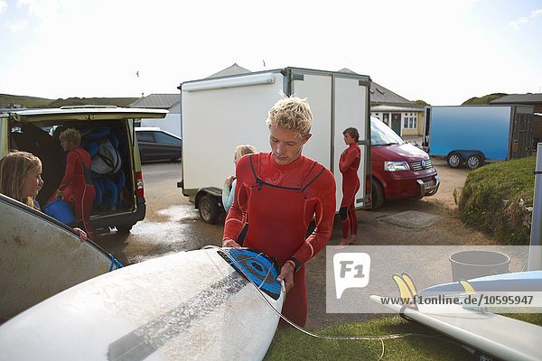 Gruppe von Surfern  die Surfbretter auswählen  sich zum Surfen vorbereiten