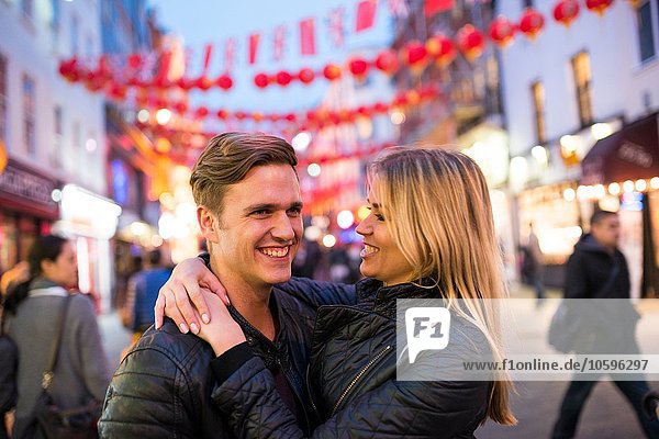 Romantisches junges Paar auf der Straße bei Nacht  Chinatown  London  England  UK