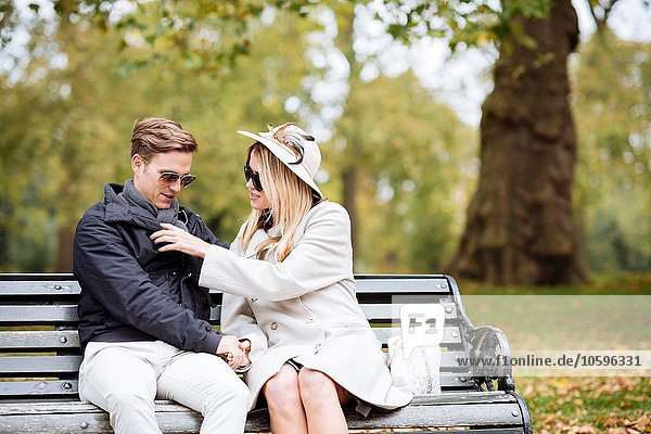 Stilvolles junges Paar auf Parkbank  London  England  UK