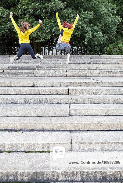Junge Frauen springen auf Stufen
