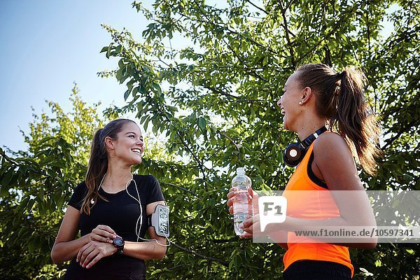 Zwei junge Läuferinnen im Park im Gespräch