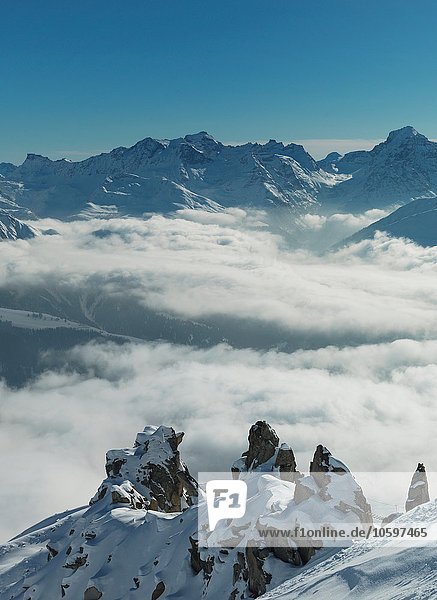 Erhöhte Sicht auf niedrige Wolken im Schweizer Alpental,  Berner Oberland,  Schweiz