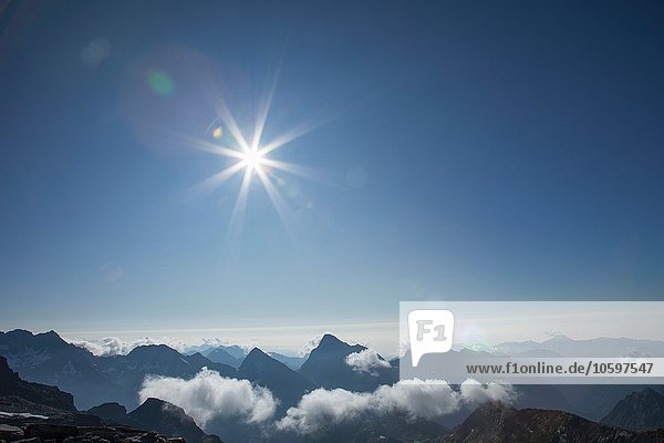 Niedrige Wolken und Bergblick  Zermatt  Kanton Wallis  Schweiz