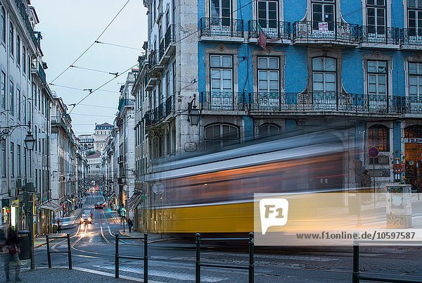 Altstadtlandschaft mit fahrender Straßenbahn  Lissabon  Portugal