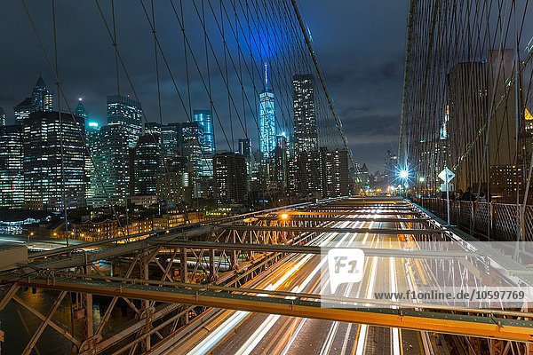 Erhöhter Blick auf die Brooklyn Bridge und die Skyline des Manhattan Financial District bei Nacht  New York  USA