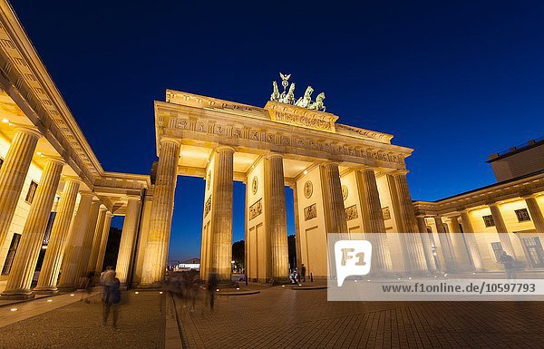 Flutlicht Brandenburger Tor bei Nacht  Berlin  Deutschland