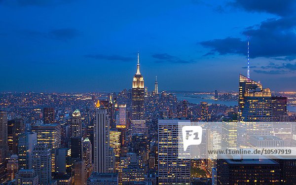 Hochwinkelansicht von Midtown Manhattan und Empire State Building bei Nacht,  New York,  USA